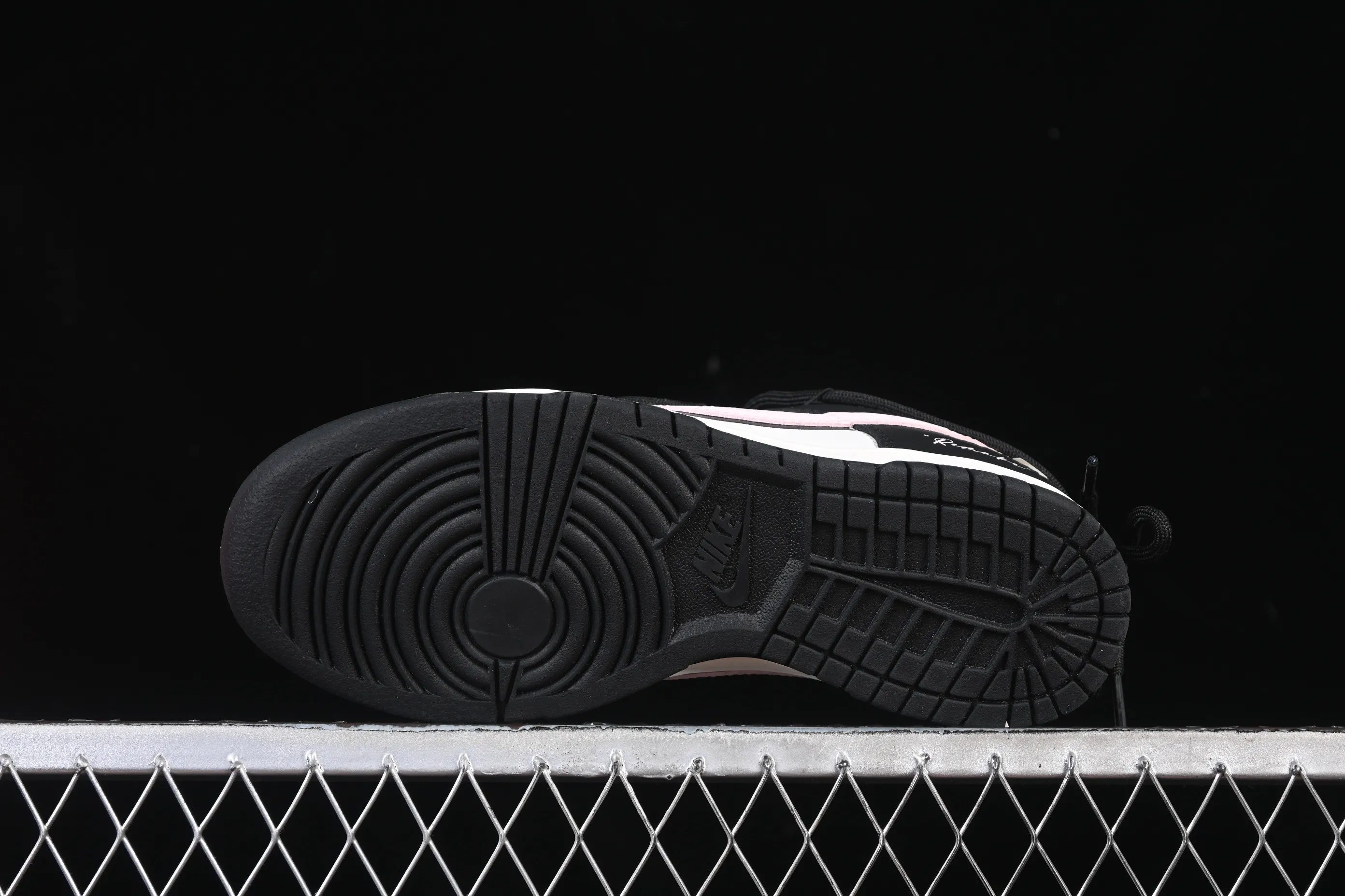 All Categories Nk SB Dunk Series Nk SB Dunk Low High-end Customized Low-top Shoes Nike SB Dunk Low "Just Do it" Valentine's Day Strap Anniversary High-end Customized Low-top Casual Shoes BP0510-050